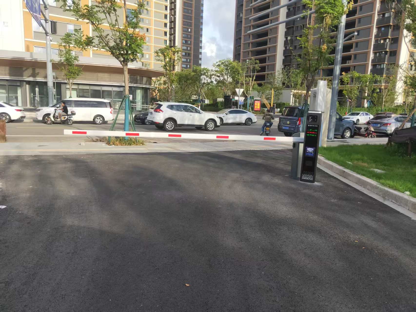 北仑九峰小学外围停车场